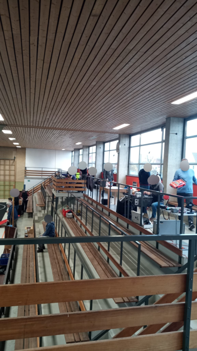 Tribüne mit Personen die auf die Rennstrecke gucken