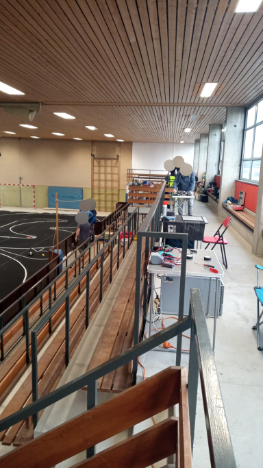 Tribüne mit Personen die auf die Rennstrecke gucken