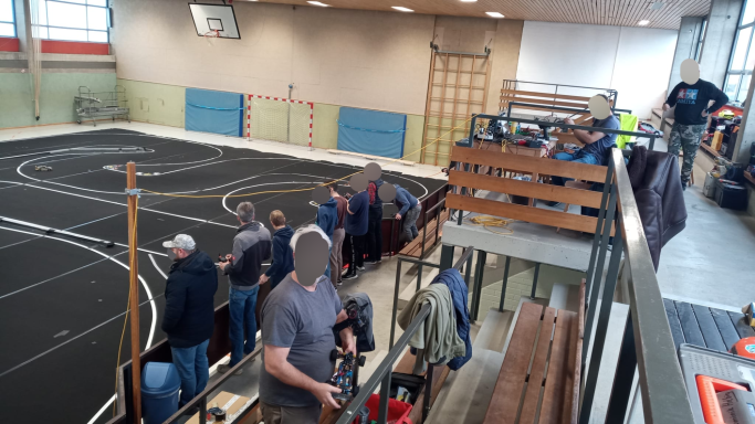 Tribüne mit Personen die auf die Rennstrecke gucken