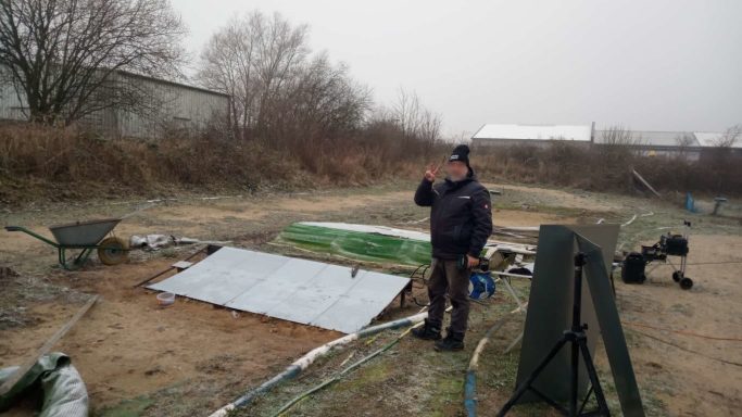 Winkende Person neben der Rampe